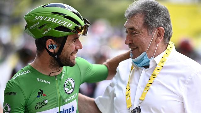 Mark Cavendish a Eddy Merckx, který mu přišel pogratulovat k dorovnání jeho rekordu na Tour 2022 / Zdroj: StickyBottle