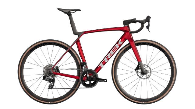 Madone SL 6 AXS v červené barvě. Skinwall pláště zde sedí parádě!