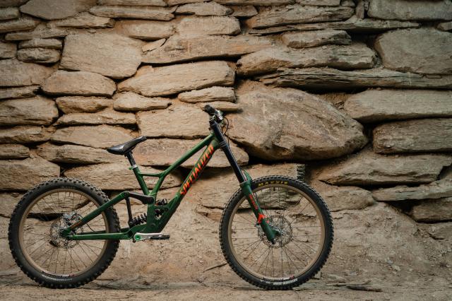Remyho custom bike Speialized Demo 8 bez řetězu a s 26