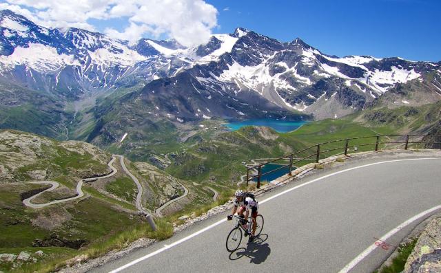 Stoupání na Colle del Nivolet nabízí nádherný výhled na zasněžené štíty Gran Paradisa a alpská ledovcová jezera.