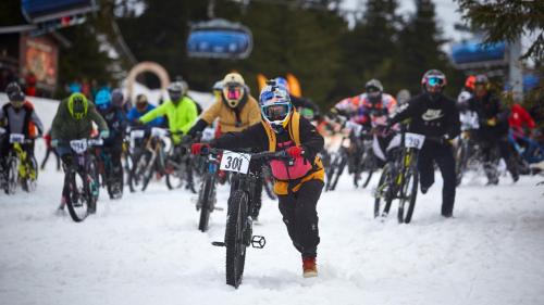 Chinese Downhill 2026: extrémní zimní závod na sjezdovce ve Špindlerově Mlýně!