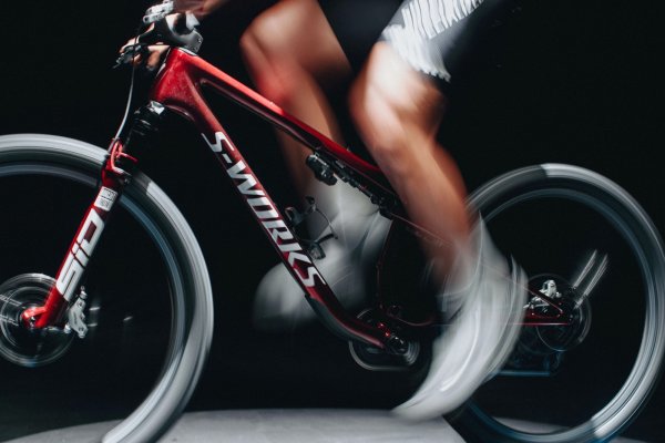 Specialized Epic 9 (2026): nejlehčí celoodpružené XC kolo na světě? Revoluce v hmotnosti a výkonu