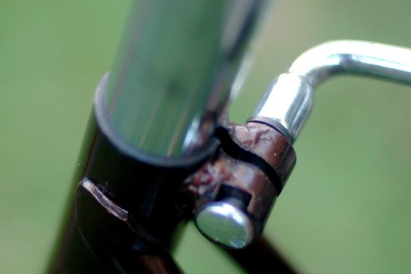 Sedlovka zajíždí do rámu? Víc síly může udělat víc škody