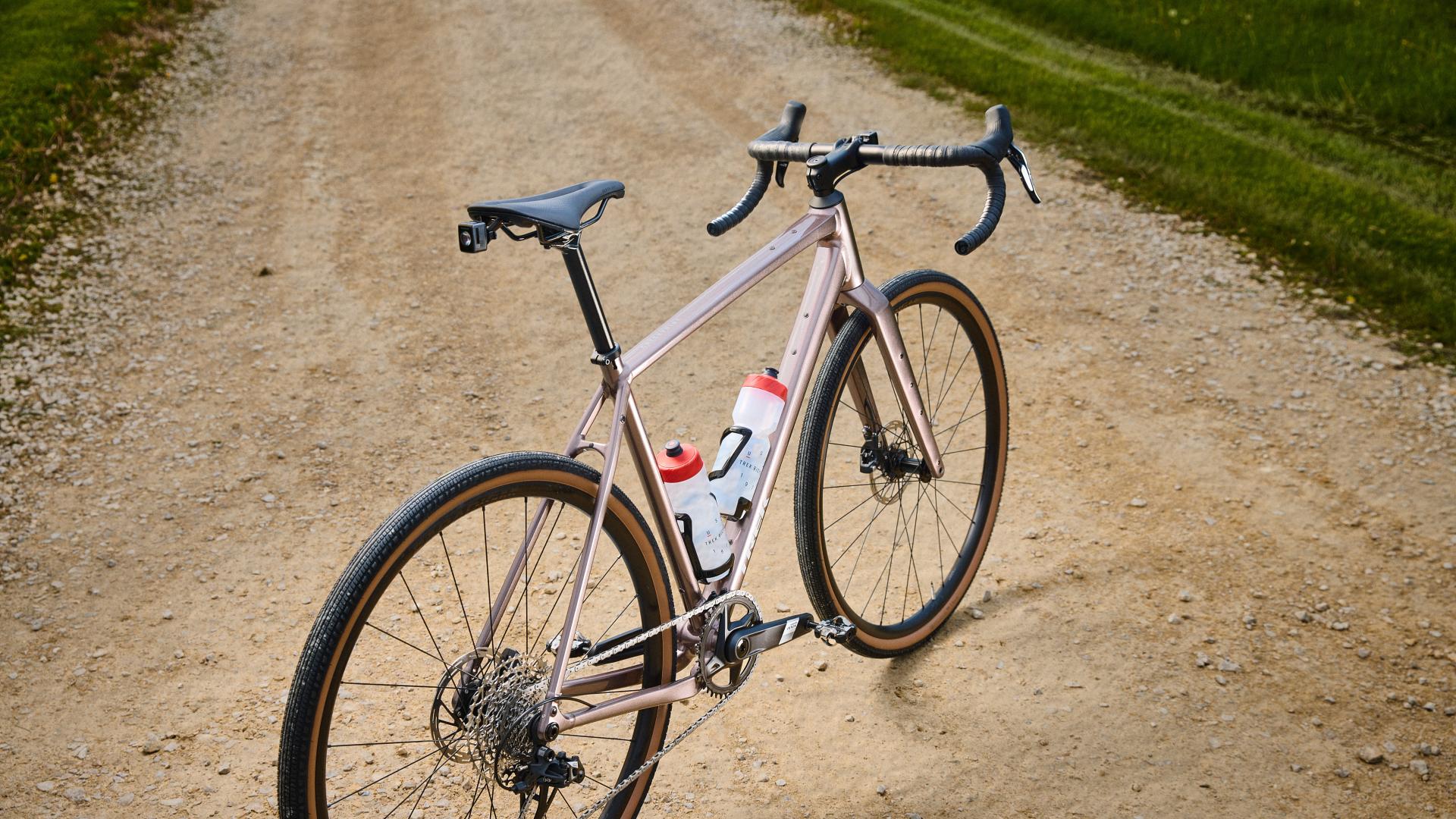 Dostupný ale neodfláknutý? Trek představil hliníkovou verzi modelu Checkpoint!