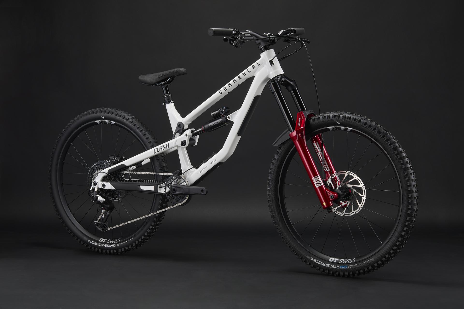 Commencal CLASH V3. Freeridová raketa s doživotní zárukou