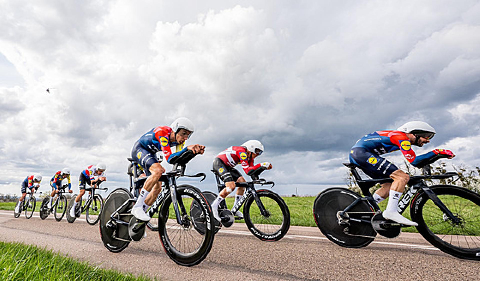 Mathias Vacek v elitní desítce Paris-Nice! Týmovou časovku ovládl Ineos a Ayuso jde do žlutého