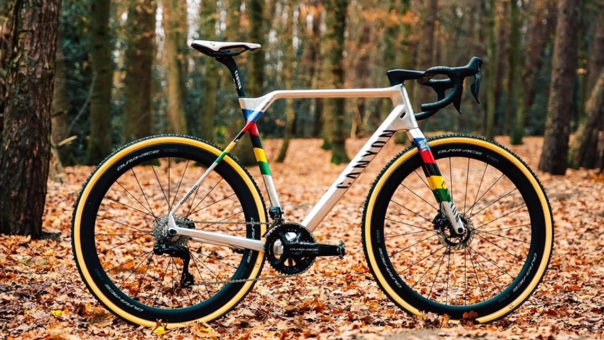 Van der Poel vlétl do cyklokrosu na novém kole!