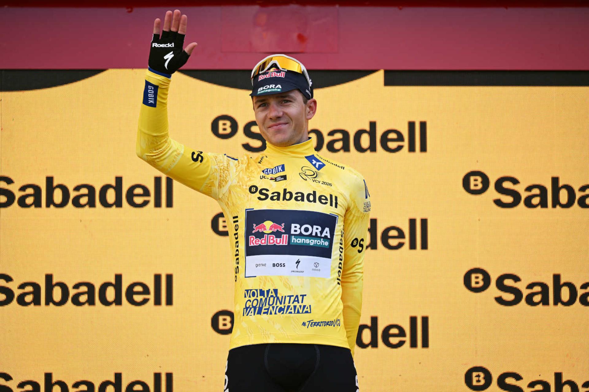 Dominance v nových barvách: Remco Evenepoel ovládl otvírák ve Španělsku!