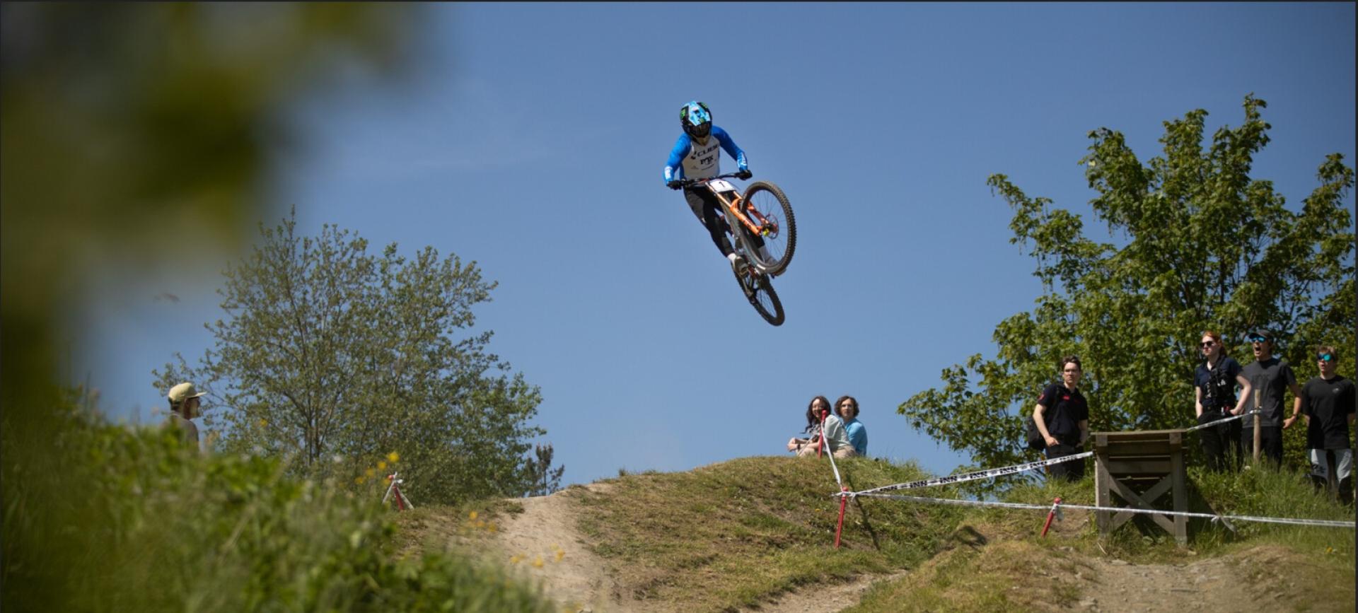 Závodní kalendář iXS European Downhill Cup 2026 zveřejněn!