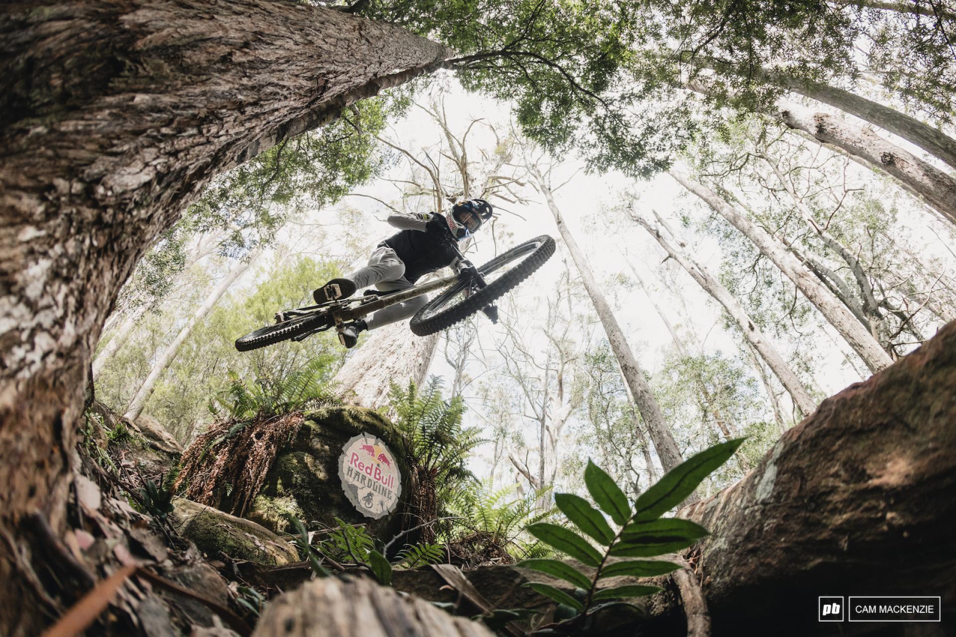 Red Bull Hardline Tasmania 2026: Vermette a Hemstreet ovládli kvalifikaci, zítra jde do tuhého
