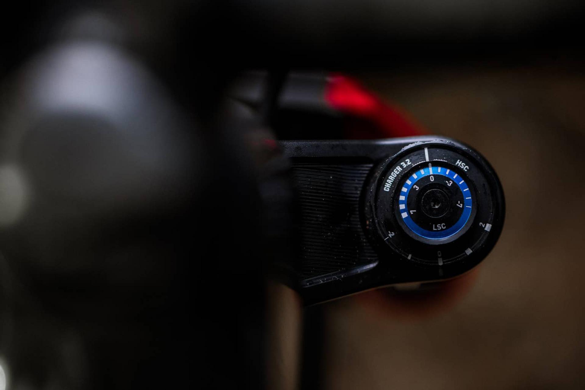 NOVÁ GENERACE odpružení od RockShox. Vidlice ZEB a LYRIK prošly upgradem.